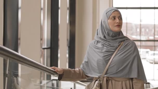 Medio Rallentatore Fiducioso Giovane Donna Araba Attraente Hijab Aggrappato Alla — Video Stock