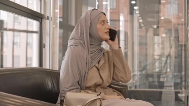 Slowmo Shot Giovane Donna Araba Hijab Che Parla Telefono Mentre — Video Stock