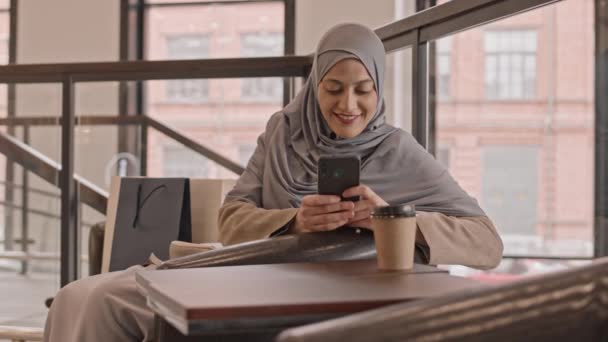 Slowmo Colpo Sorridere Giovane Donna Araba Attraente Hijab Utilizzando Smartphone — Video Stock