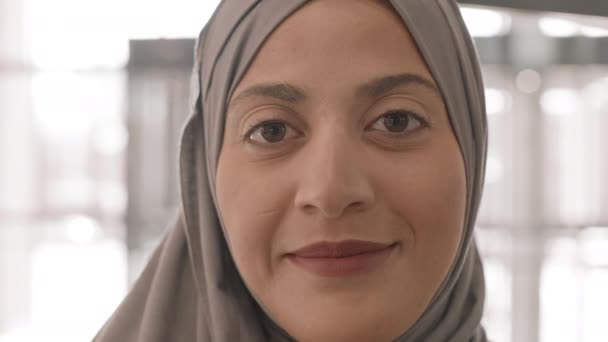 Slowmo Ritratto Ravvicinato Una Giovane Donna Araba Sorridente Hijab Che — Video Stock