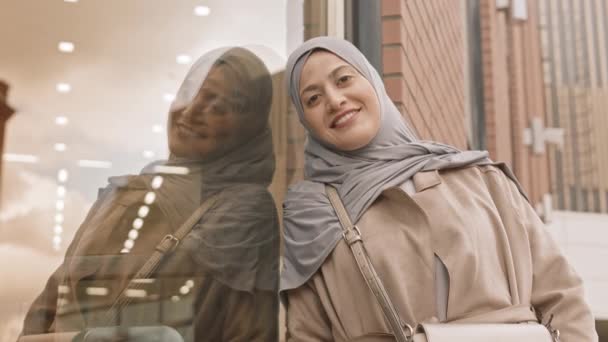 Ritratto Slow Vita Bassa Donna Araba Sorridente Hijab Che Agita — Video Stock