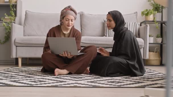 Slowmo Tiro Duas Mulheres Muçulmanas Turbante Hijab Ter Conversação Trabalhando — Vídeo de Stock
