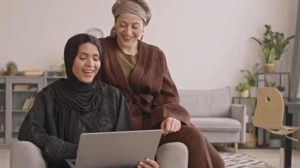 Syuting Slowmo Dari Dua Muda Ceria Perempuan Arab Dalam Jilbab — Stok Video