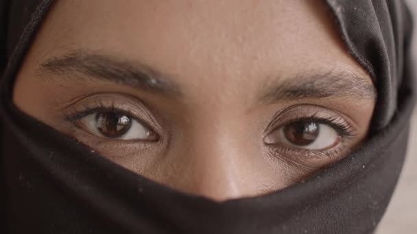 Крайній Зблизька Портрет Красивих Великих Коричневих Очей Молодої Мусульманки Чорному — стокове відео