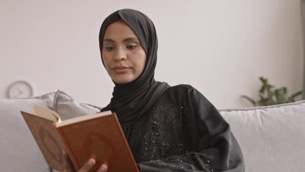 Медленная Съемка Молодой Мусульманки Традиционном Черном Платье Хиджабе Читающей Коран — стоковое видео