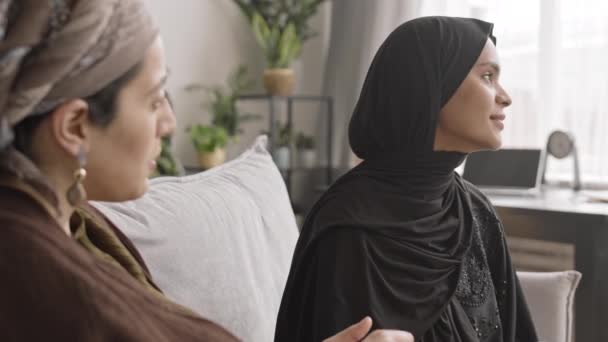 Slowmo Shot Giovane Donna Araba Hijab Nero Che Parla Con — Video Stock