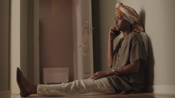 Triste Femme Afro Américaine Disputant Téléphone Avec Partenaire Ami Assis — Video