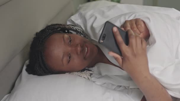 Средний Крупный План Молодой Черной Женщины Лежащей Белой Кровати Утром — стоковое видео