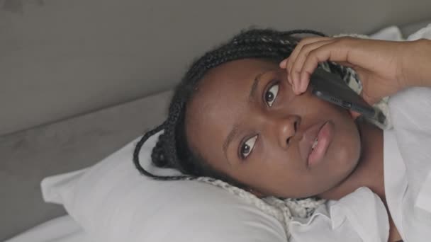 Primer Plano Joven Afroamericana Chateando Por Teléfono Tumbado Cama Blanca — Vídeo de stock