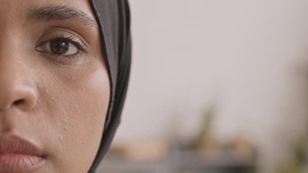 Demi Visage Ralenti Gros Plan Portrait Jeune Femme Musulmane Hijab — Video