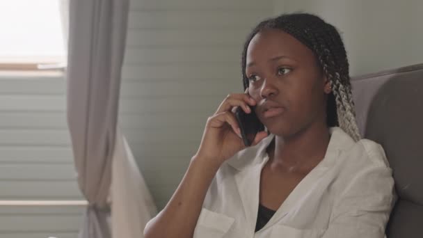 Medio Primer Plano Joven Afroamericana Con Trenzas Blancas Negras Usando — Vídeo de stock