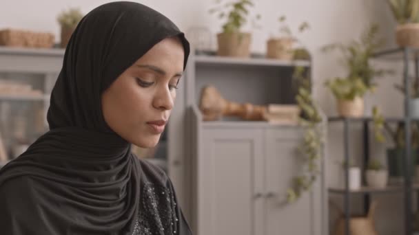 Slowmo Primo Piano Della Giovane Donna Musulmana Hijab Nero Che — Video Stock