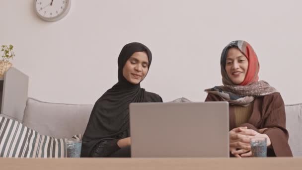 Baixo Ângulo Médio Tiro Duas Jovens Mulheres Muçulmanas Felizes Roupas — Vídeo de Stock