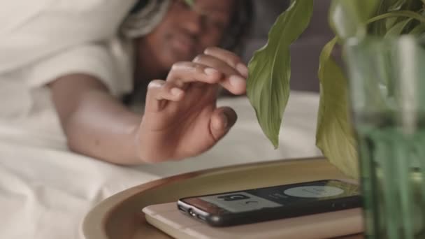 Средний Крупный План Молодой Афроамериканки Косичками Выключает Сигнализацию Смартфоне Сне — стоковое видео