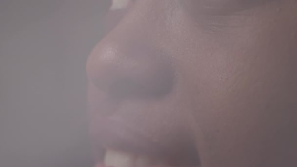 Naklonění Side View Close Usmívající Mladá Afroameričanka Dívá Přímo Před — Stock video