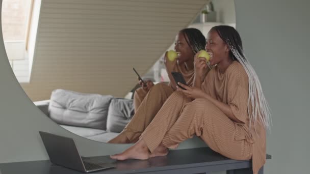 Slowmo Tiro Jovem Mulher Negra Comendo Maçã Verde Fresca Rindo — Vídeo de Stock