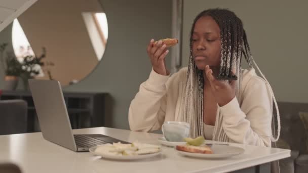 Талия Снимок Молодой Чернокожей Женщины Повседневной Одежде Завтракающей Сэндвичами Разговаривающей — стоковое видео