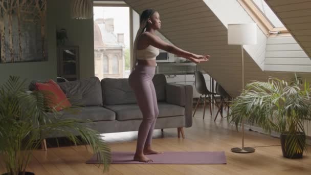 Slowmo Tiro Jovem Mulher Negra Sportswear Fones Ouvido Sem Fio — Vídeo de Stock