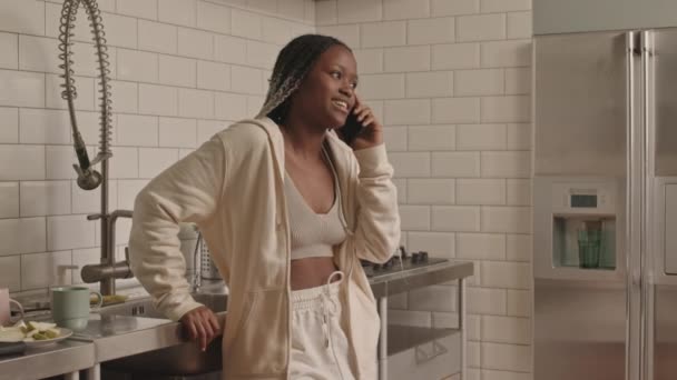 Orta Boy Çekici Elbiseli Siyahi Bir Kadının Cep Telefonuyla Evinin — Stok video