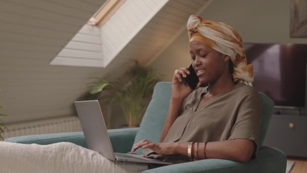 Fotografía Media Una Joven Afroamericana Que Hace Una Llamada Telefónica — Vídeo de stock