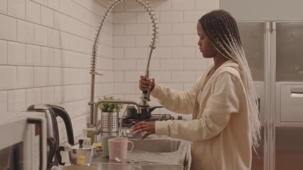 Orta Boy Afro Amerikan Kadın Kıyafetleri Içinde Modern Parlak Mutfakta — Stok video