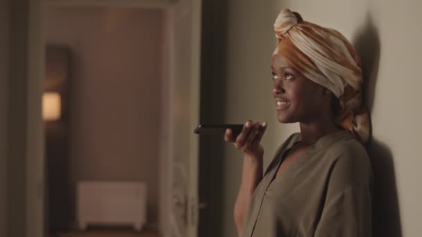 Снимок Талии Молодой Афроамериканской Женщины Прислонившейся Стене Коридоре Своей Квартиры — стоковое видео
