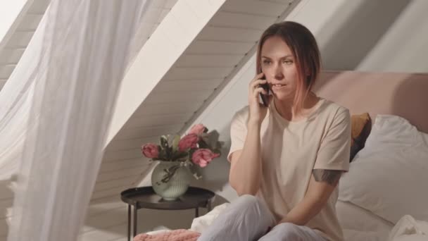 Tiltning Upp Glada Kaukasiska Kvinna Bär Loungewear Sitter Sängen Sovrummet — Stockvideo