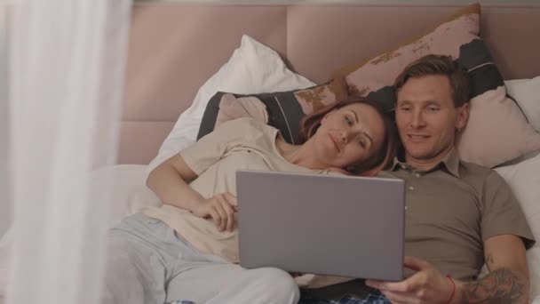 Mittellange Entspannte Kaukasische Frau Und Mann Loungewear Morgens Bett Liegend — Stockvideo