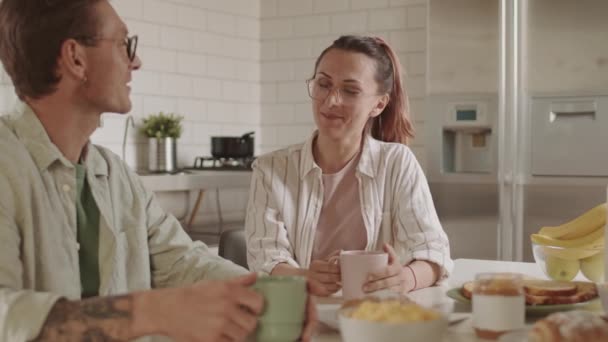 Cámara Lenta Mujer Caucásica Preppy Usando Anteojos Sentado Mesa Cocina — Vídeo de stock