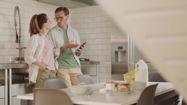 Orta Uzunluktaki Beyaz Heteroseksüel Çift Gözlük Takıyor Mutfakta Dikiliyor Tezgaha — Stok video