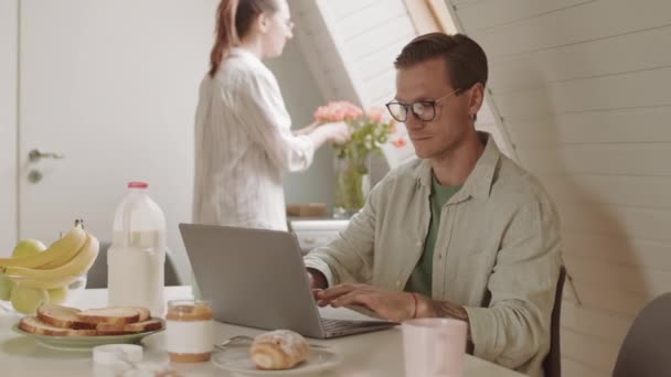 Mittlere Nahaufnahme Eines Kaukasischen Mannes Der Lässig Gekleidet Esstisch Sitzt — Stockvideo