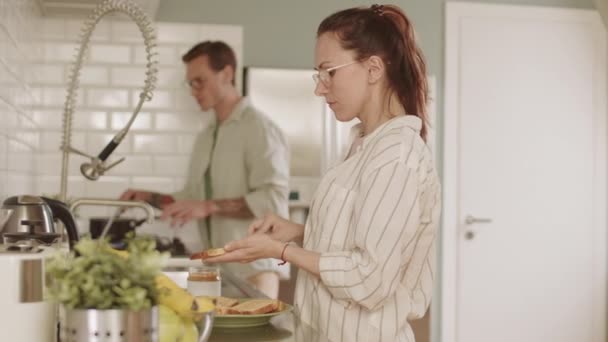 Pohled Mladou Bělošku Stojící Kuchyňského Pultu Jak Dělá Toast Arašídovým — Stock video