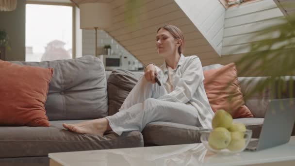 Låst Ned Ung Kvinde Iført Loungewear Sidder Sofaen Stuen Ved – Stock-video