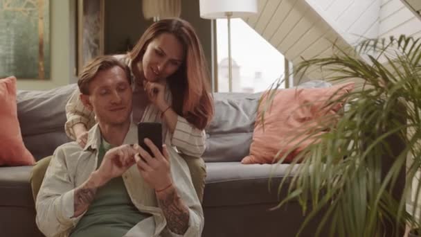 Médio Longo Homem Caucasiano Usando Smartphone Inclinando Para Trás Namorada — Vídeo de Stock