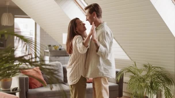 若い白人女性と男性の中長期カジュアルな服を着て 自宅のリビングルームで踊る — ストック動画
