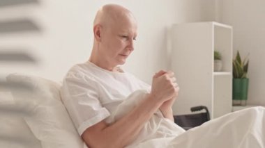 Kanser hastası, orta yaşlı bir kadının hastane odasında tek başına ağlamasının belden yumağı.