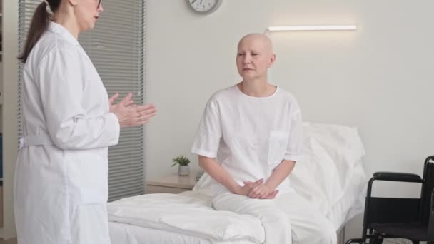 Inyección Media Una Mujer Madura Con Cáncer Que Recibe Malas — Vídeo de stock