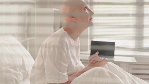 癌症病人 垂头丧气 垂头丧气的成年妇女在得到坏消息后坐在肿瘤科诊所床上哭泣的侧视腰部照 — 图库视频影像