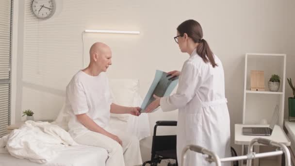 Kadın Doktorların Mutlu Kanser Hastalarına Röntgen Görüntülerini Gösterip Sonuçlar Hakkında — Stok video