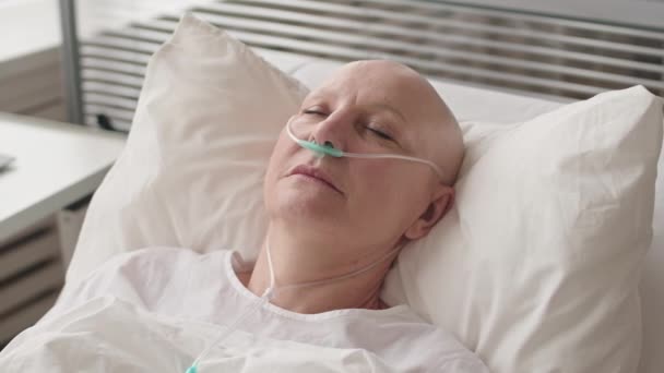 Burun Kanülü Hastahane Yatağında Onkolojiden Muzdarip Hasta Kadın Hastaların Orta — Stok video