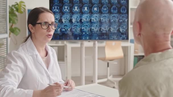 Panning Medium Slowmo Female Doctor Explaining Results Brain Ray Hairless — Stock Video