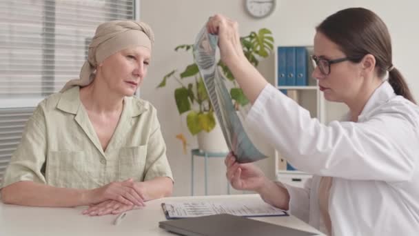 Orta Yaşlı Hasta Bir Kadının Onkolojiden Acı Çekmesi Kadın Doktordan — Stok video