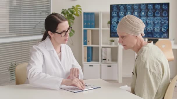 Mittlere Aufnahme Einer Onkologin Die Einer Krebs Erkrankten Erwachsenen Frau — Stockvideo
