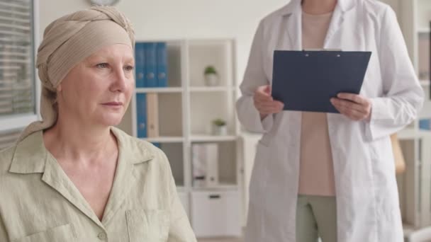 Panorámica Primer Plano Con Lentitud Mujer Adulta Que Sufre Llanto — Vídeo de stock