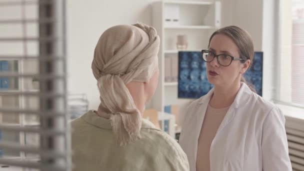 Orta Ölçekli Bir Yakın Çekim Kadın Doktor Onkolojiden Muzdarip Orta — Stok video