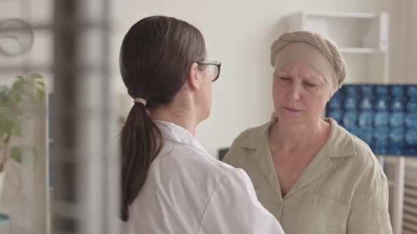Orta Ölçekli Bir Yakın Çekim Kadın Doktoru Destekleyen Yavaş Çekim — Stok video