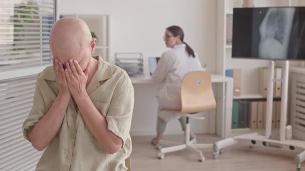 Lentitud Media Mujer Sin Pelo Con Llanto Oncológico Después Recibir — Vídeo de stock