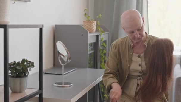 Mittlere Aufnahme Einer Haarlosen Frau Mittleren Alters Die Sich Die — Stockvideo