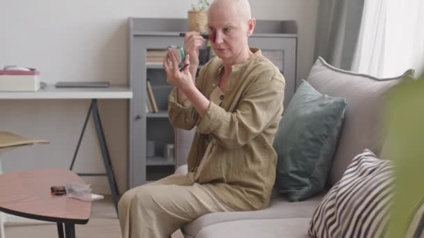 Tilting Media Toma Feliz Mujer Sin Pelo Mediana Edad Sentada — Vídeo de stock