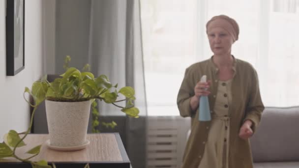 Yetişkin Beyaz Türbanlı Bir Kadının Kanserden Kurtulup Bitkileri Ilaçlarken Evde — Stok video